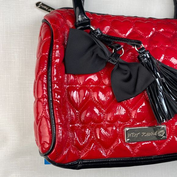 BETSEY JOHNSON QUILTED HEARTS Red Vegan Leather DUFFLE HAND BAG! Purse Black Bow - Picture 2 of 16